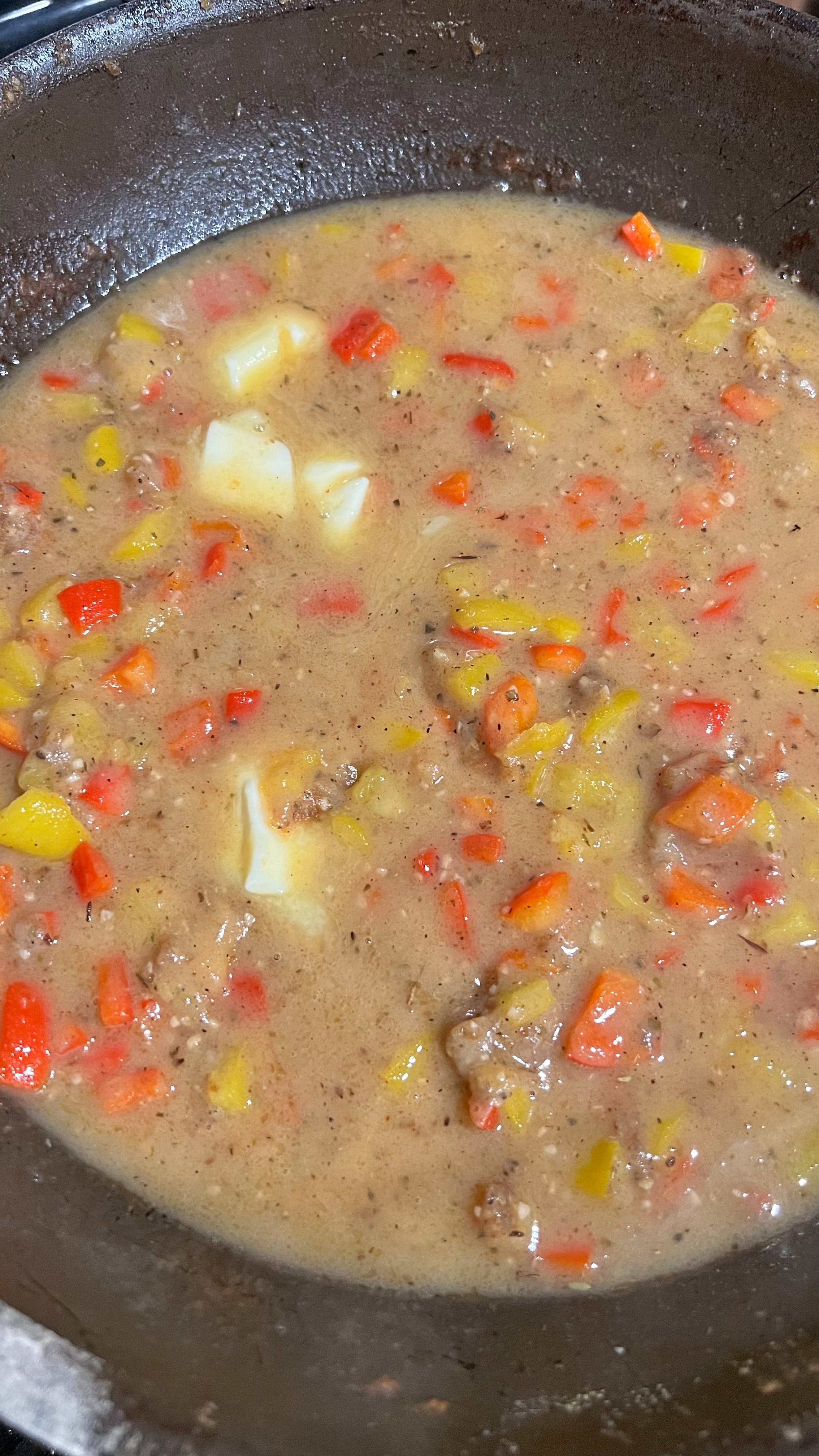 Add chicken broth and butter to garlic and bell pepper.