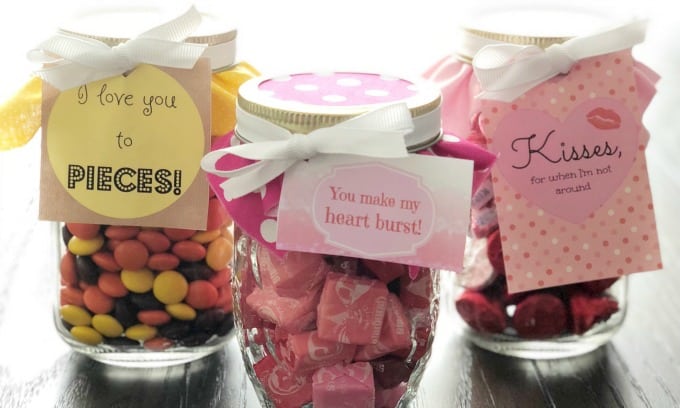 Make an easy, sweet treat gift for your loved one on Valentine's Day using our Free Printable Tags, a mason jar, and candy! | www.housewivesofriverton.com