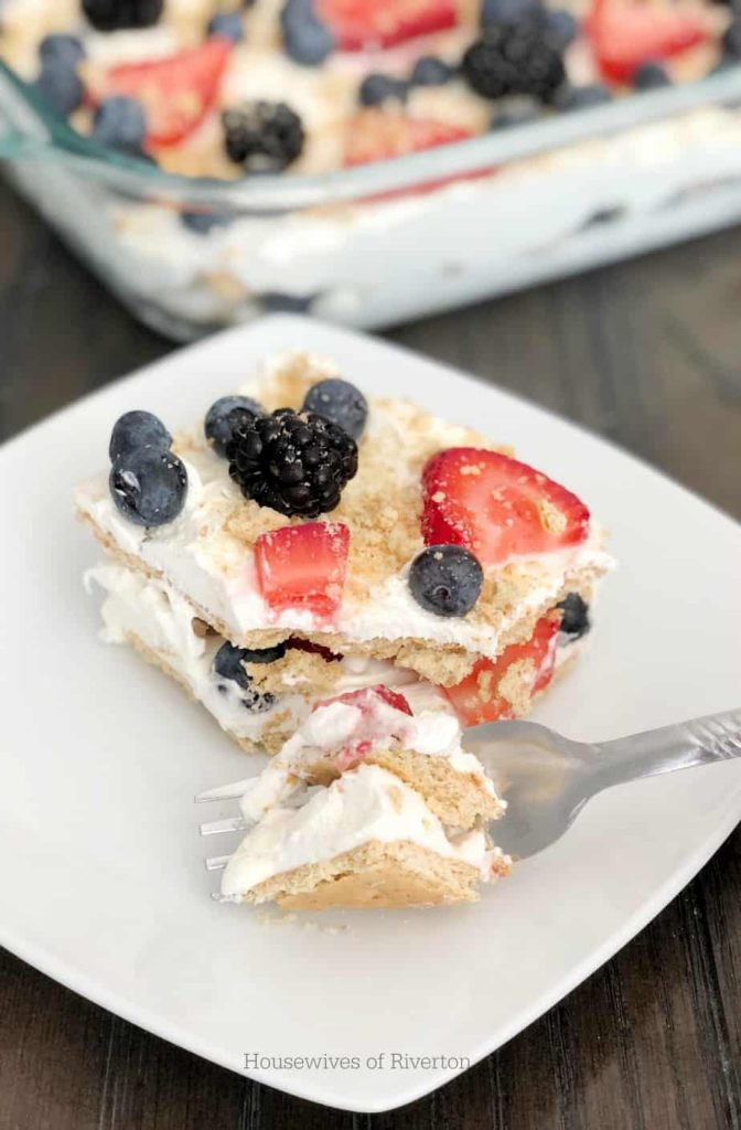 Summer Berry Ice Box Cake | www.housewivesofriverton.com
